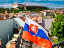 A bandeira da Eslováquia, na capital do país, Bratislava.