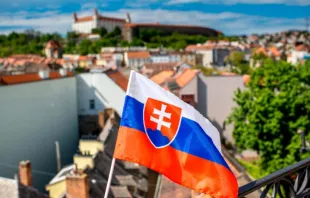 A bandeira da Eslováquia, na capital do país, Bratislava.
