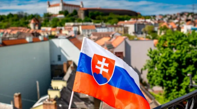 A bandeira da Eslováquia, na capital do país, Bratislava ?? 