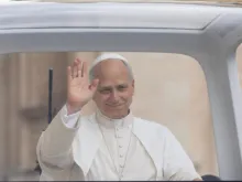 O papa Leão XIV acena para peregrinos reunidos na praça de São Pedro, no Vaticano, para sua audiência geral em 24 de setembro de 2025.