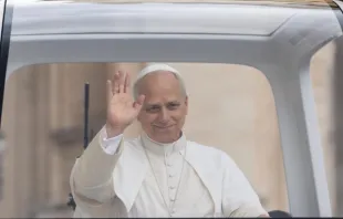 O papa Leão XIV acena para peregrinos reunidos na praça de São Pedro, no Vaticano, para sua audiência geral em 24 de setembro de 2025.