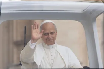 Leão XIV acena para peregrinos reunidos na praça de São Pedro, no Vaticano, para sua audiência geral em 24 de setembro de 2025