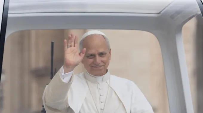 Leão XIV acena para peregrinos reunidos na praça de São Pedro, no Vaticano, para sua audiência geral em 24 de setembro de 2025 ?? 