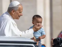 O papa Leão XIV abençoa bebê na audiência geral de hoje (1) no Vaticano.