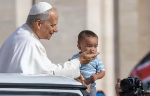 O papa Leão XIV abençoa bebê na audiência geral de hoje (1) no Vaticano.