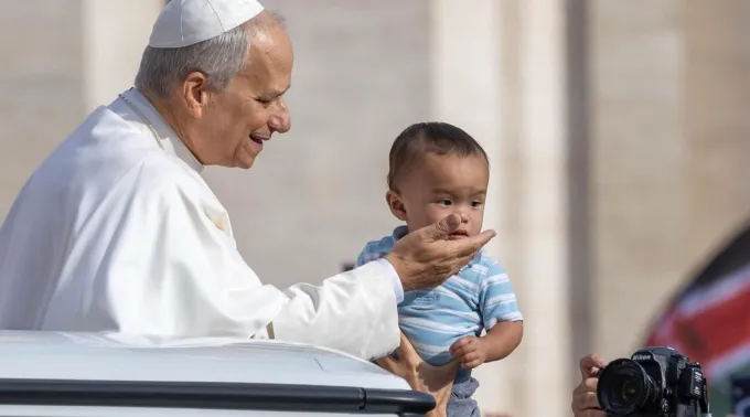 Leão XIV abençoa bebê na audiência geral de 1 de outubro de 2025 no Vaticano ?? 