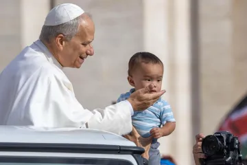 Leão XIV abençoa bebê na audiência geral de 1 de outubro de 2025 no Vaticano
