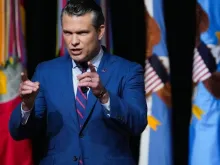 O secretário de Guerra dos EUA, Pete Hegseth, fala a altos líderes militares na Base do Corpo de Fuzileiros Navais de Quantico, em Quantico, Virgínia, EUA, em 30 de setembro de 2025.