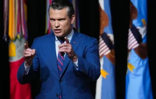 O secretário de Guerra dos EUA, Pete Hegseth, fala a altos líderes militares na Base do Corpo de Fuzileiros Navais de Quantico, em Quantico, Virgínia, EUA, em 30 de setembro de 2025.