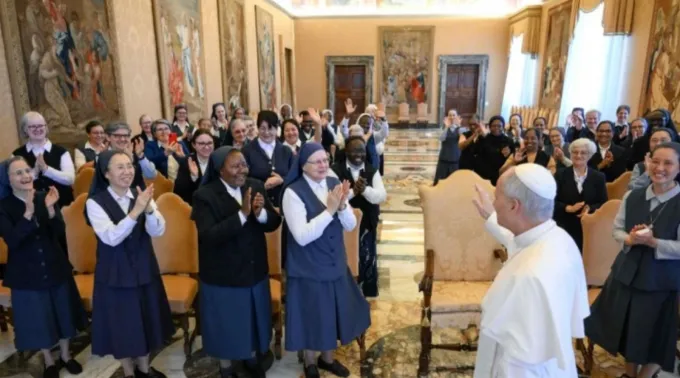 Leão XIV recebe no Vaticano o capítulo geral das Filhas de São Paulo em 2 de outubro de 2025 ?? 