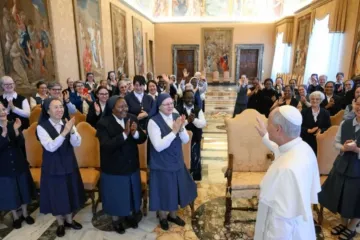 Leão XIV recebe no Vaticano o capítulo geral das Filhas de São Paulo em 2 de outubro de 2025