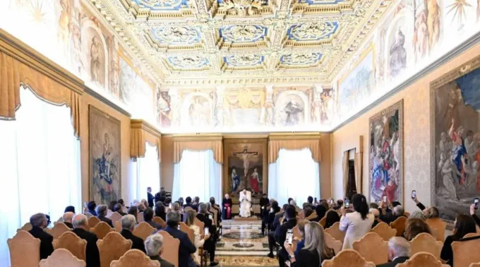 O papa Leão XIV em audiência com grupo de médicos latino-americanos no Vaticano em 2 de outubro de 2025 ?? 