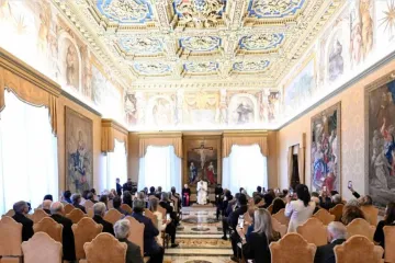 O papa Leão XIV em audiência com grupo de médicos latino-americanos no Vaticano em 2 de outubro de 2025