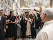 Papa Leão XIV saúda participantes da cúpula Refugiados e migrantes na nossa casa comum ontem (2) no Vaticano.