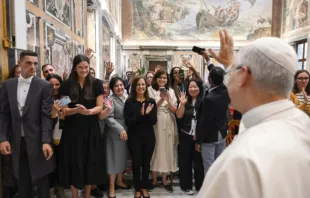 Papa Leão XIV saúda participantes da cúpula Refugiados e migrantes na nossa casa comum ontem (2) no Vaticano.