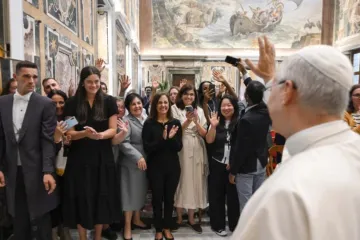 Leão XIV saúda participantes da cúpula Refugiados e migrantes na nossa casa comum no Vaticano em 2 de outubro de 2025