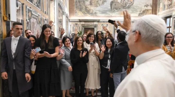 Leão XIV saúda participantes da cúpula Refugiados e migrantes na nossa casa comum no Vaticano em 2 de outubro de 2025 ?? 