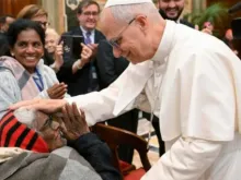 O papa Leão XIV abençoa idosa.