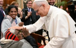 O papa Leão XIV abençoa idosa.