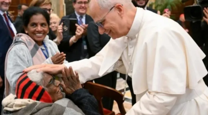 O papa Leão XIV abençoa idosa ?? 