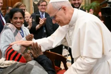 O papa Leão XIV abençoa idosa