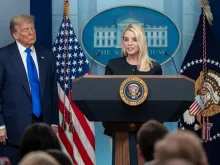 O presidente dos EUA, Donald Trump, concede entrevista coletiva com a procuradora-geral Pam Bondi e o procurador-geral adjunto Todd Blanche na Casa Branca, em Washington D.C., EUA, em 27 de junho de 2025.