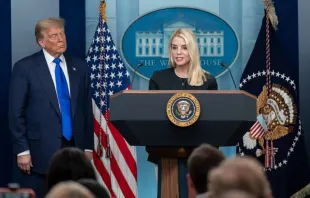 O presidente dos EUA, Donald Trump, concede entrevista coletiva com a procuradora-geral Pam Bondi e o procurador-geral adjunto Todd Blanche na Casa Branca, em Washington D.C., EUA, em 27 de junho de 2025.