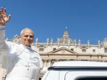 O papa Leão XIV acena do papamóvel para a multidão reunida na praça de São Pedro, no Vaticano, para a missa no Domingo de Pentecostes, em 8 de junho de 2025.