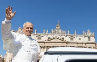 O papa Leão XIV acena do papamóvel para a multidão reunida na praça de São Pedro, no Vaticano, para a missa no Domingo de Pentecostes, em 8 de junho de 2025.