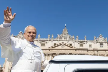 Leão XIV acena do papamóvel para a multidão reunida na praça de São Pedro em 8 de junho de 2025