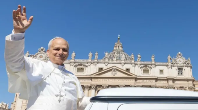 Leão XIV acena do papamóvel para a multidão reunida na praça de São Pedro em 8 de junho de 2025 ?? 