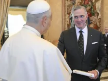 O papa Leão XIV cumprimenta o cavaleiro supremo dos Cavaleiros de Colombo, Patrick Kelly, em audiência hoje (6) com a liderança dos Cavaleiros de Colombo no Vaticano.