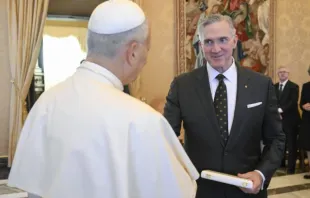 O papa Leão XIV cumprimenta o cavaleiro supremo dos Cavaleiros de Colombo, Patrick Kelly, em audiência hoje (6) com a liderança dos Cavaleiros de Colombo no Vaticano.