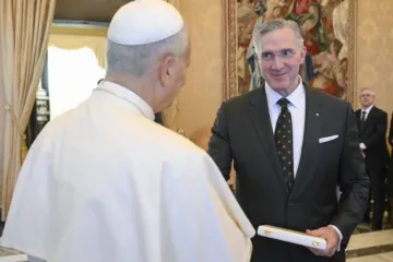 Leão XIV cumprimenta o cavaleiro supremo dos Cavaleiros de Colombo, Patrick Kelly, em audiência no Vaticano em 6 de outubro de 2025