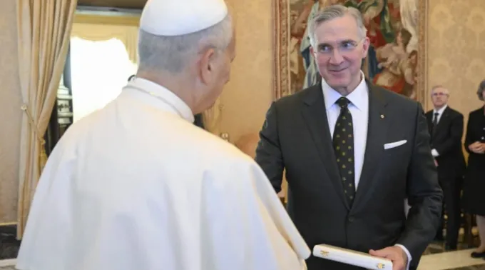 Leão XIV cumprimenta o cavaleiro supremo dos Cavaleiros de Colombo, Patrick Kelly, em audiência no Vaticano em 6 de outubro de 2025 ?? 