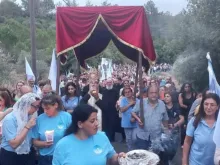 Fiéis participam da procissão “Caminhando em Direção a Você” no Líbano para homenagear o padre Bechara Abou Mrad em Joun, em 4 de outubro de 2025.