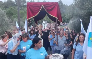 Fiéis participam da procissão “Caminhando em Direção a Você” no Líbano para homenagear o padre Bechara Abou Mrad em Joun, em 4 de outubro de 2025.