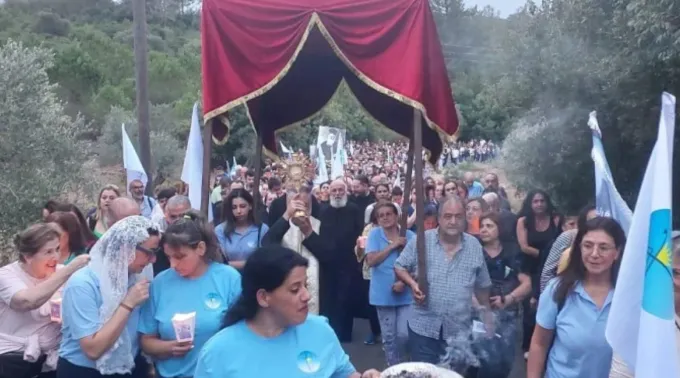 Fiéis participam de procissão para homenagear o padre Bechara Abou Mrad em Joun, Líbano, em 4 de outubro de 2025 ?? 