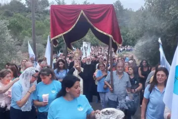 Fiéis participam de procissão para homenagear o padre Bechara Abou Mrad em Joun, Líbano, em 4 de outubro de 2025