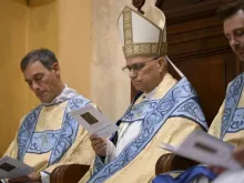 O papa Leão XIV se une ontem (6) à comunidade australiana para a oração noturna na Capela Católica Domus Austrália, em Roma.