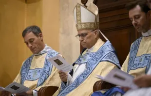 O papa Leão XIV se une ontem (6) à comunidade australiana para a oração noturna na Capela Católica Domus Austrália, em Roma.
