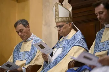 Leão XIV se une à comunidade australiana para a oração noturna na Capela Católica Domus Austrália, em Roma, em 6 de outubro de 2025