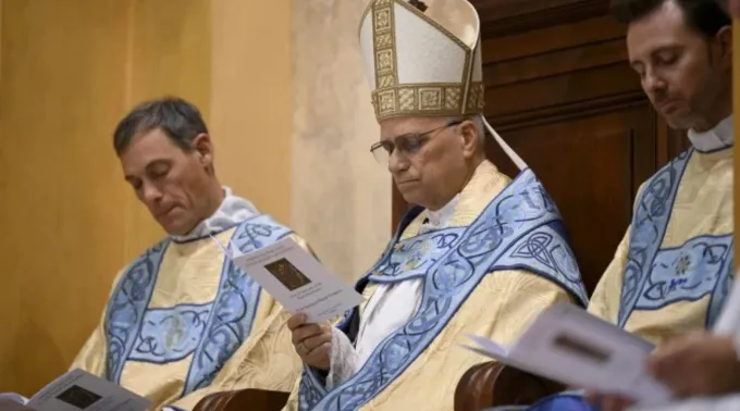 Leão XIV se une à comunidade australiana para a oração noturna na Capela Católica Domus Austrália, em Roma, em 6 de outubro de 2025 ?? 