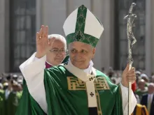 O papa Leão XIV acena para peregrinos reunidos para a missa do Jubileu dos Catequistas em 28 de setembro de 2025, na praça de São Pedro, no Vaticano.