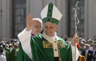O papa Leão XIV acena para peregrinos reunidos para a missa do Jubileu dos Catequistas em 28 de setembro de 2025, na praça de São Pedro, no Vaticano.