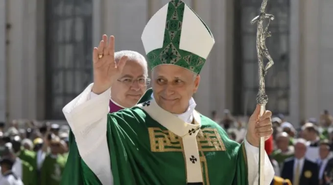 Leão XIV acena para peregrinos reunidos para a missa do Jubileu dos Catequistas em 28 de setembro de 2025, na praça de São Pedro, no Vaticano ?? 