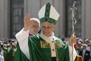 Leão XIV acena para peregrinos reunidos para a missa do Jubileu dos Catequistas em 28 de setembro de 2025, na praça de São Pedro, no Vaticano