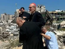 O patriarca latino de Jerusalém, cardeal Pierbattista Pizzaballa, visita área devastada pela guerra ao redor da igreja da Sagrada Família com o pároco da igreja em Gaza, padre Gabriel Romanelli.