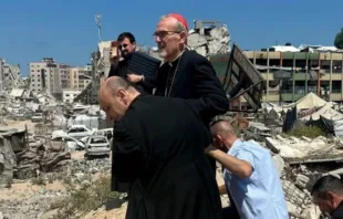 O patriarca latino de Jerusalém, cardeal Pierbattista Pizzaballa, visita área devastada pela guerra ao redor da igreja da Sagrada Família com o pároco da igreja em Gaza, padre Gabriel Romanelli.