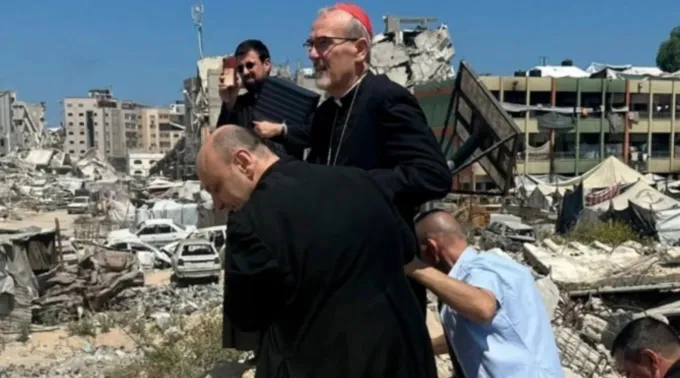 Cardeal Pierbattista Pizzaballa visita área devastada pela guerra ao redor da igreja da Sagrada Família em Gaza com o padre Gabriel Romanelli ?? 
